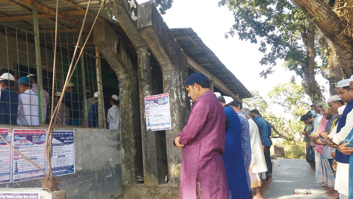 মসজিদের বারান্দায় শহীদ মিনার, দেওয়া হয় না ফুল